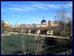 Pont de la Trinitat above Jardine de Turia